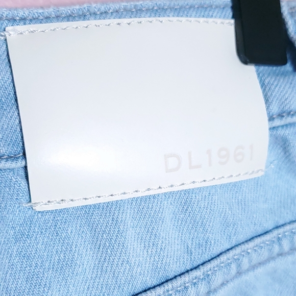 DL1961 Clara Bermuda Light Wash Frayed Bermuda Denim Shorts - Picture 15 of 16